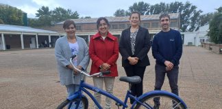 “La solidaridad se hace andando”: Nueva entrega de una bicicleta para acompañar trayectorias educativas